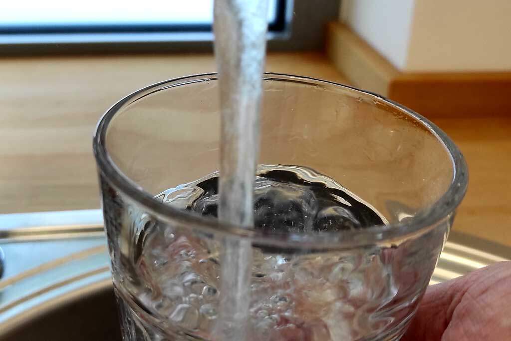 Trinkwasser: Glas unter Wasserhahn