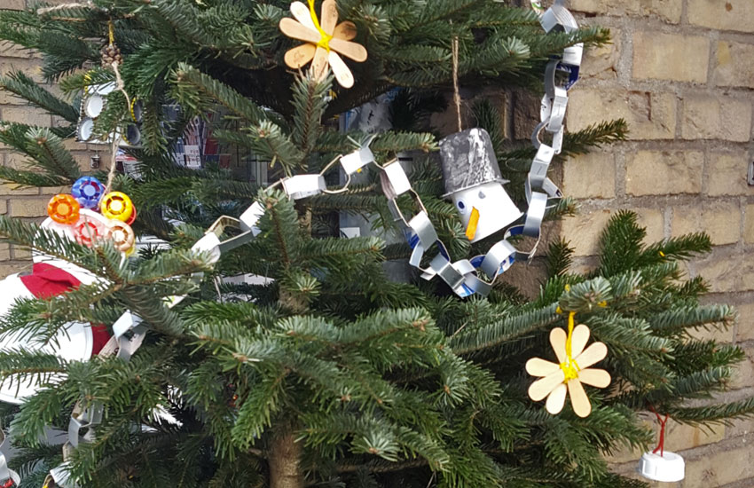 Upcycling Deko am Weihnachtsbaum der Clara fey Kita